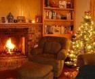 В гостиной дома в ночь на Рождество в огонь, и дерево с подарками
